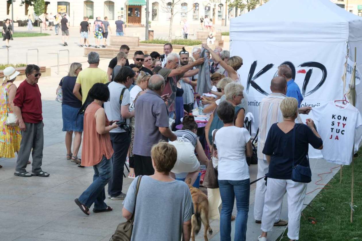  Punkt informacyjny KOD na pl. Litewskim: malowali słowo Konstytucja na koszulkach