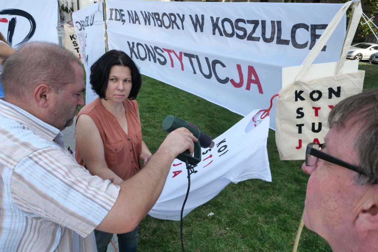  Punkt informacyjny KOD na pl. Litewskim: malowali słowo Konstytucja na koszulkach - Autor: Maciej Kaczanowski