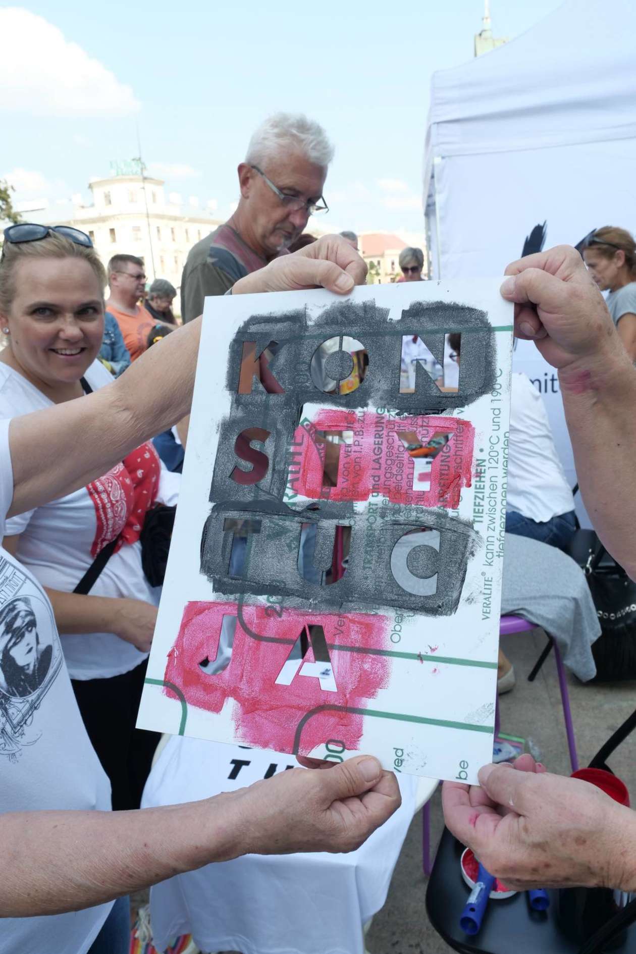   Punkt informacyjny KOD na pl. Litewskim: malowali słowo Konstytucja na koszulkach (zdjęcie 11) - Autor: Maciej Kaczanowski