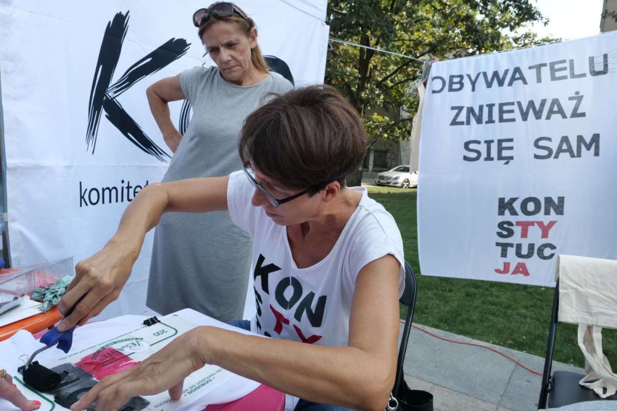   Punkt informacyjny KOD na pl. Litewskim: malowali słowo Konstytucja na koszulkach (zdjęcie 9) - Autor: Maciej Kaczanowski