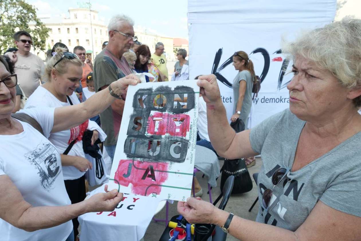   Punkt informacyjny KOD na pl. Litewskim: malowali słowo Konstytucja na koszulkach (zdjęcie 12) - Autor: Maciej Kaczanowski