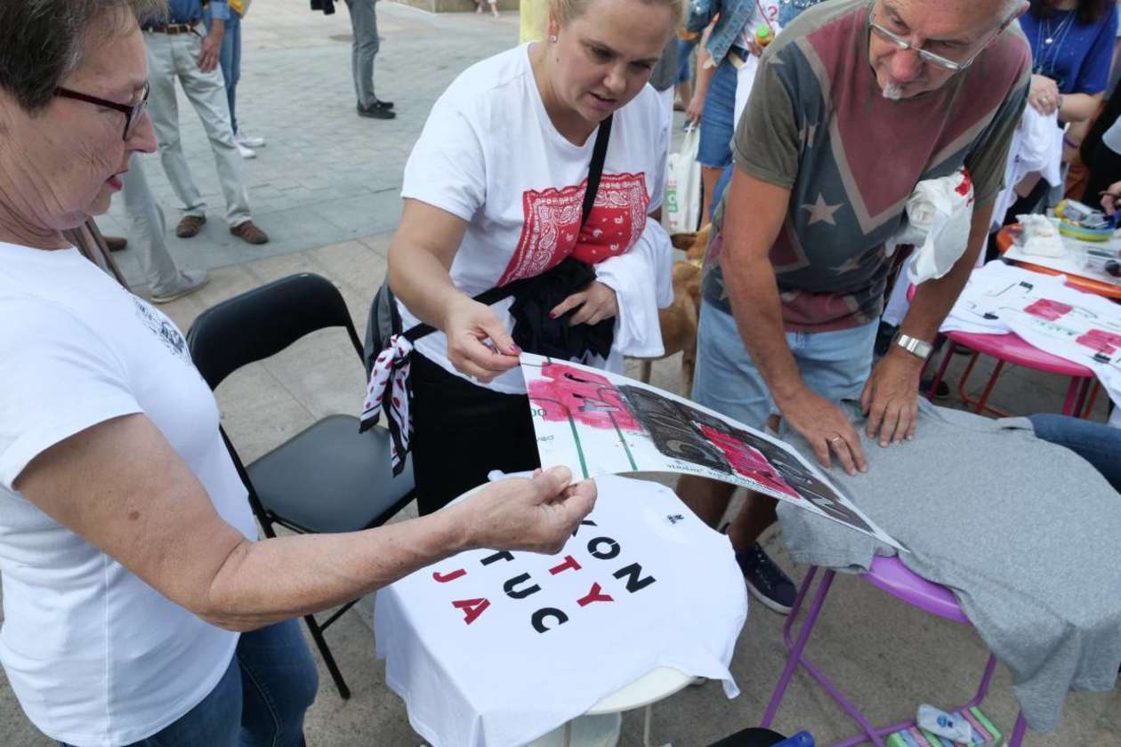   Punkt informacyjny KOD na pl. Litewskim: malowali słowo Konstytucja na koszulkach (zdjęcie 15) - Autor: Maciej Kaczanowski