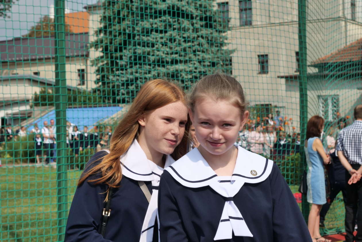  Rozpoczęcie roku szkolnego w Szkole Podstawowej Sióstr Urszulanek UR (zdjęcie 10) - Autor: Maciej Kaczanowski