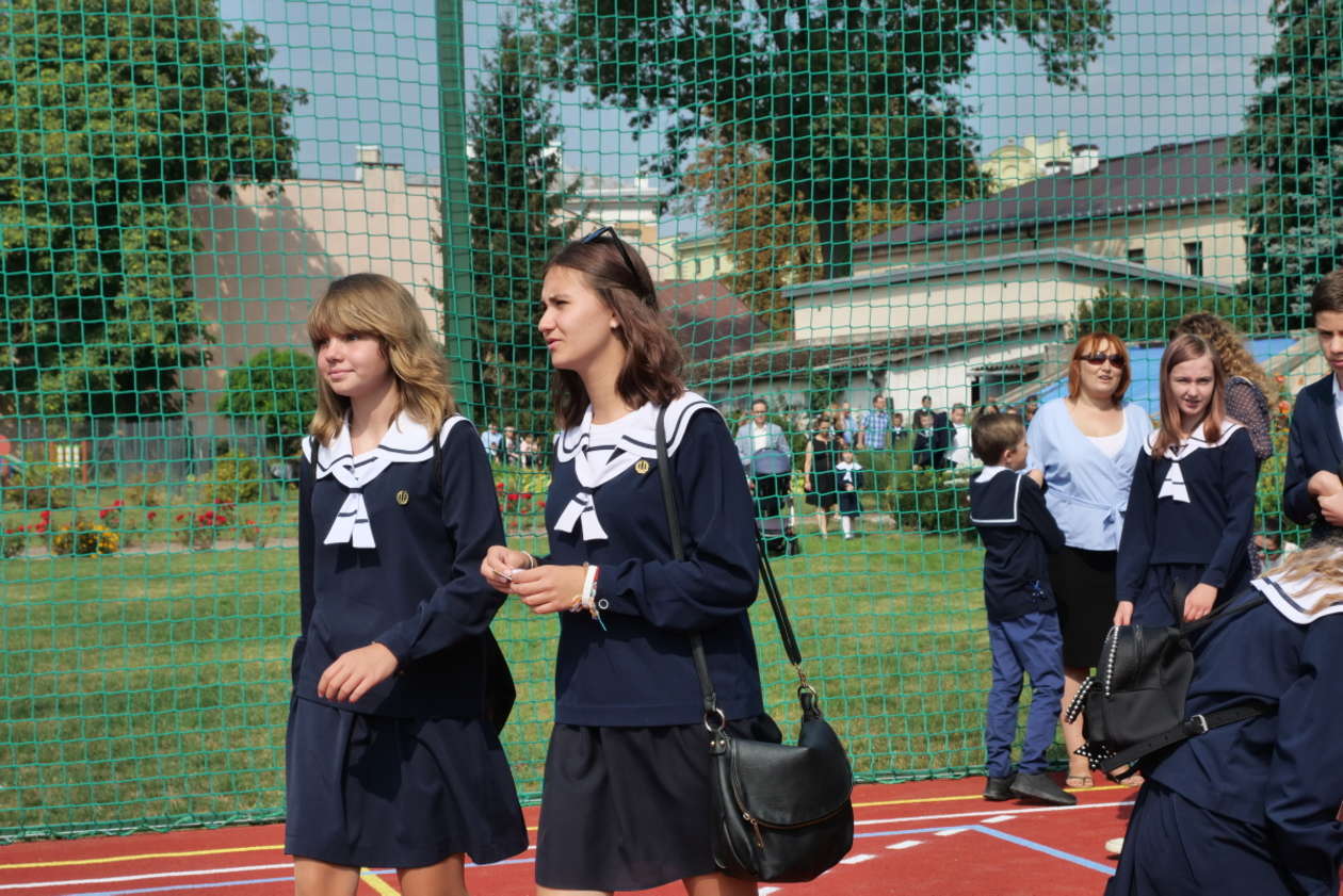  Rozpoczęcie roku szkolnego w Szkole Podstawowej Sióstr Urszulanek UR (zdjęcie 12) - Autor: Maciej Kaczanowski