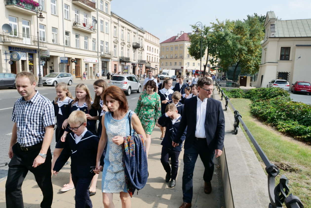  Rozpoczęcie roku szkolnego w Szkole Podstawowej Sióstr Urszulanek UR (zdjęcie 13) - Autor: Maciej Kaczanowski