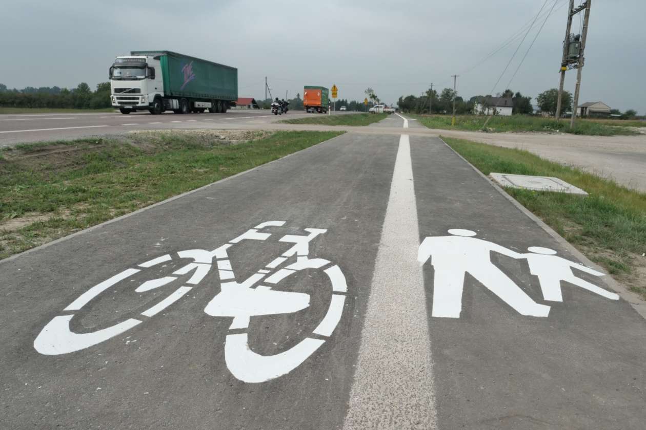  Ścieżka pieszo-rowerowa wzdłuż DK12 (zdjęcie 2) - Autor: Maciej Kaczanowski