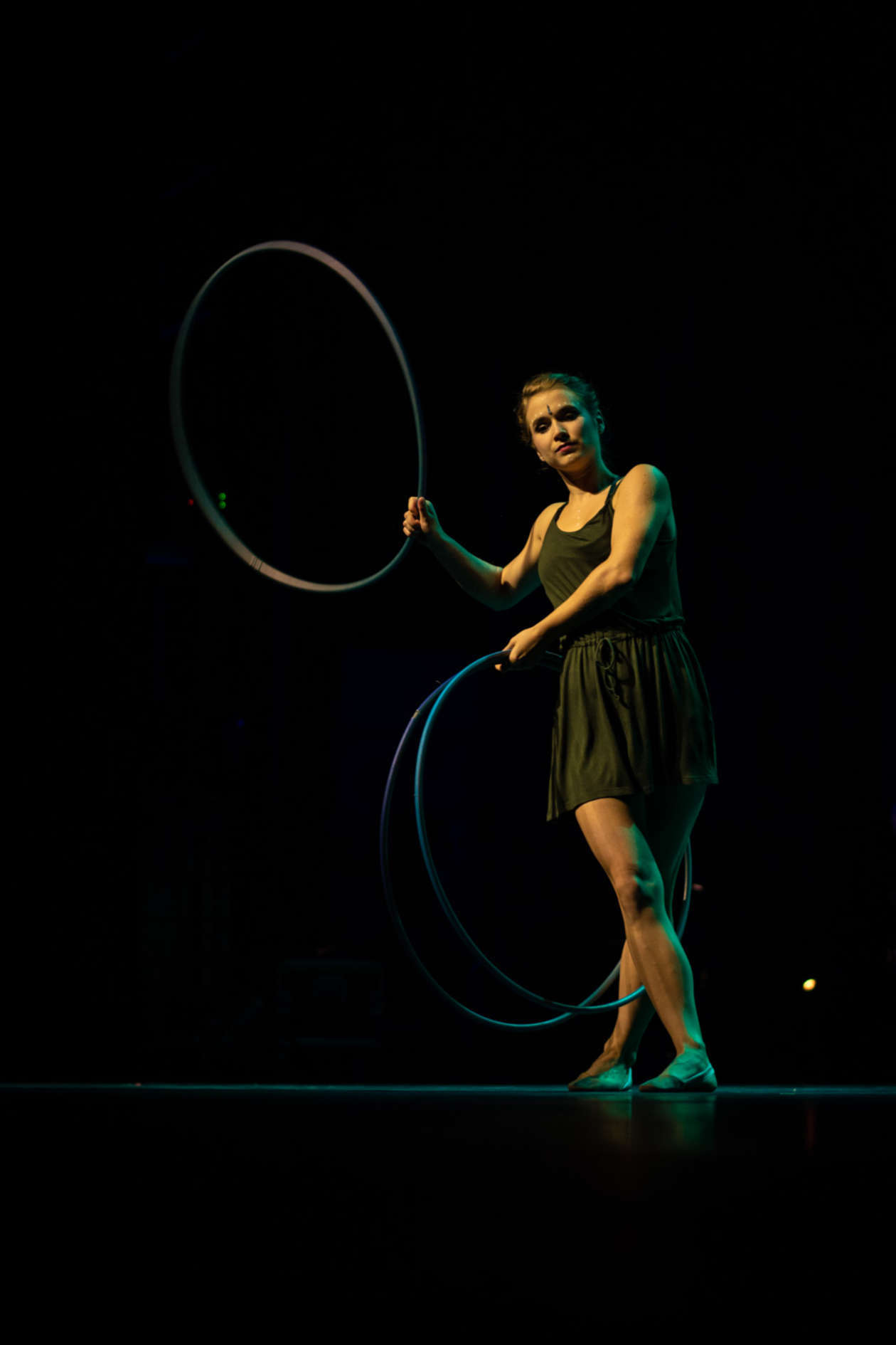  <p>II nagrodę (3000 zł) zdobyła Marta Mądry, kt&oacute;ra choć jest instruktorem aerial hoop to do Lublina przywiozła etiudę w kt&oacute;rej wykorzystała hula hoop. Marta dostała też nagrodę Krystallpalast Variet&eacute; Leipzig.</p>