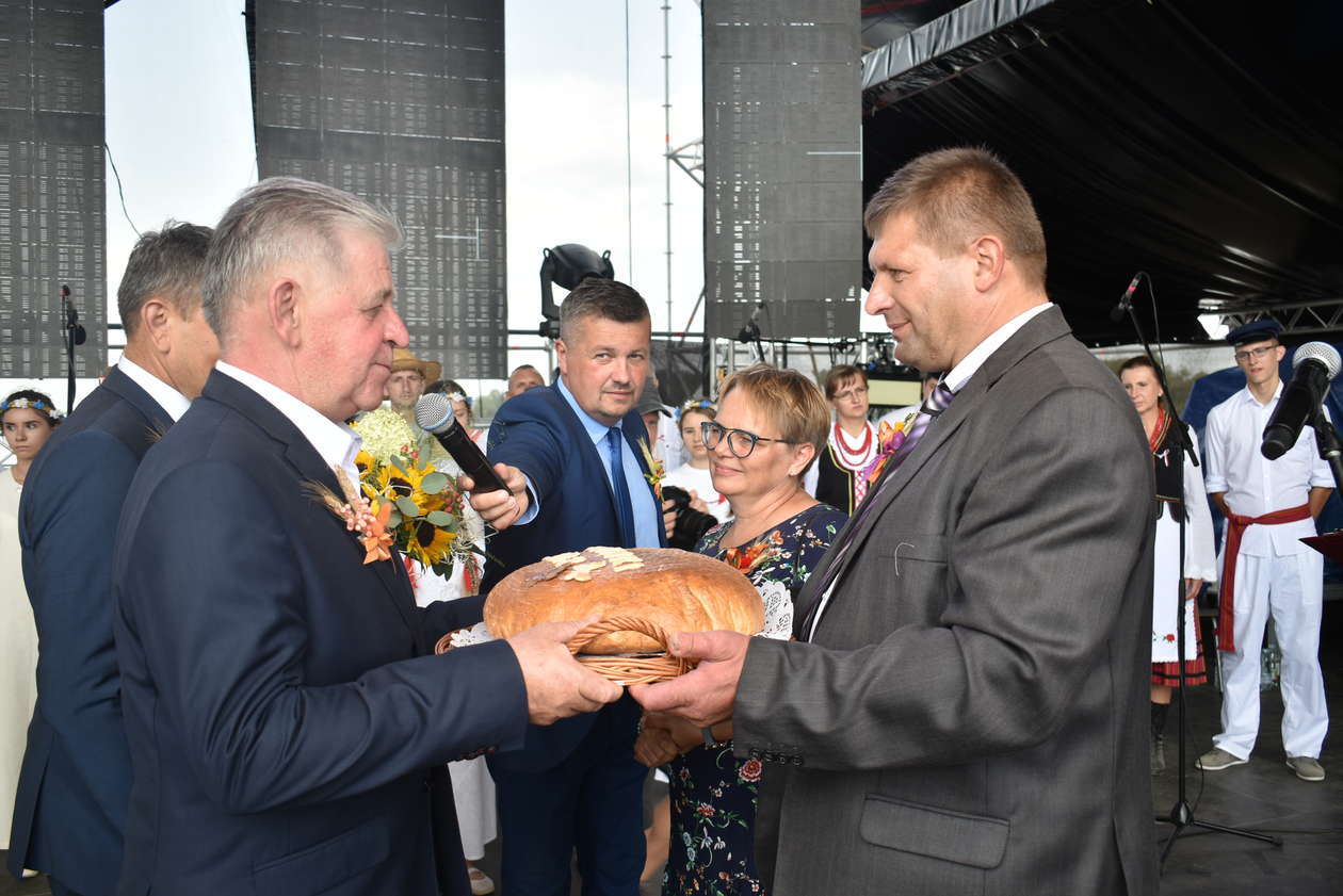  <p>Jerzy Serwinek i Elżbieta Buła, starostowie dożynkowi przekazują chleb marszałkowi Sławomirowi Sosnowskiemu</p>