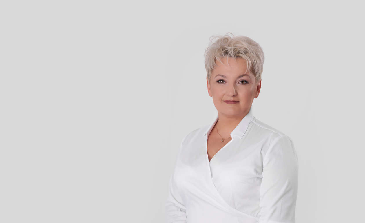  <p>Maria Słota, dyrektor SPZOZ w Szczebrzeszynie:</p>
<p><em>Wierzymy, że zmiana wyposażenia wpłynie na komfort pobytu w szpitalu i szybszą rekonwalescencję naszych pacjent&oacute;w.</em></p>