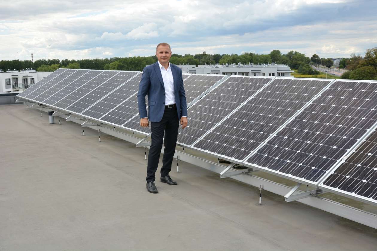  <p>Henryk Smolarz, dyrektor Regionalnego Biura Energii:</p>
<p><em>Odnawialne źr&oacute;dła energii umożliwiają samodzielną produkcję energii, zmniejszenie wielkości i koszt&oacute;w jej zakupu, co przynosi wymierne korzyści finansowe i ekologiczne. </em></p>