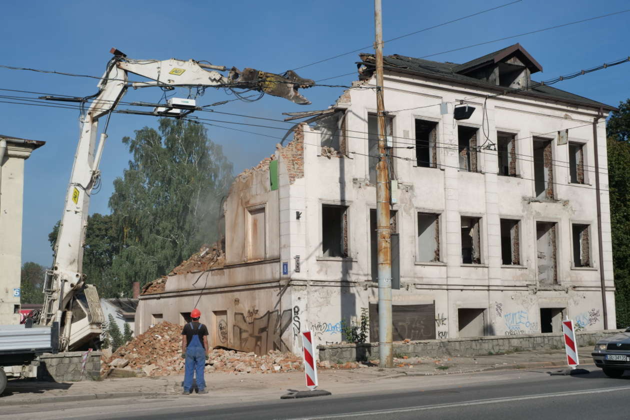  Wyburzanie kamienicy przy ul. Fabrycznej 8 (zdjęcie 4) - Autor: Maciej Kaczanowski
