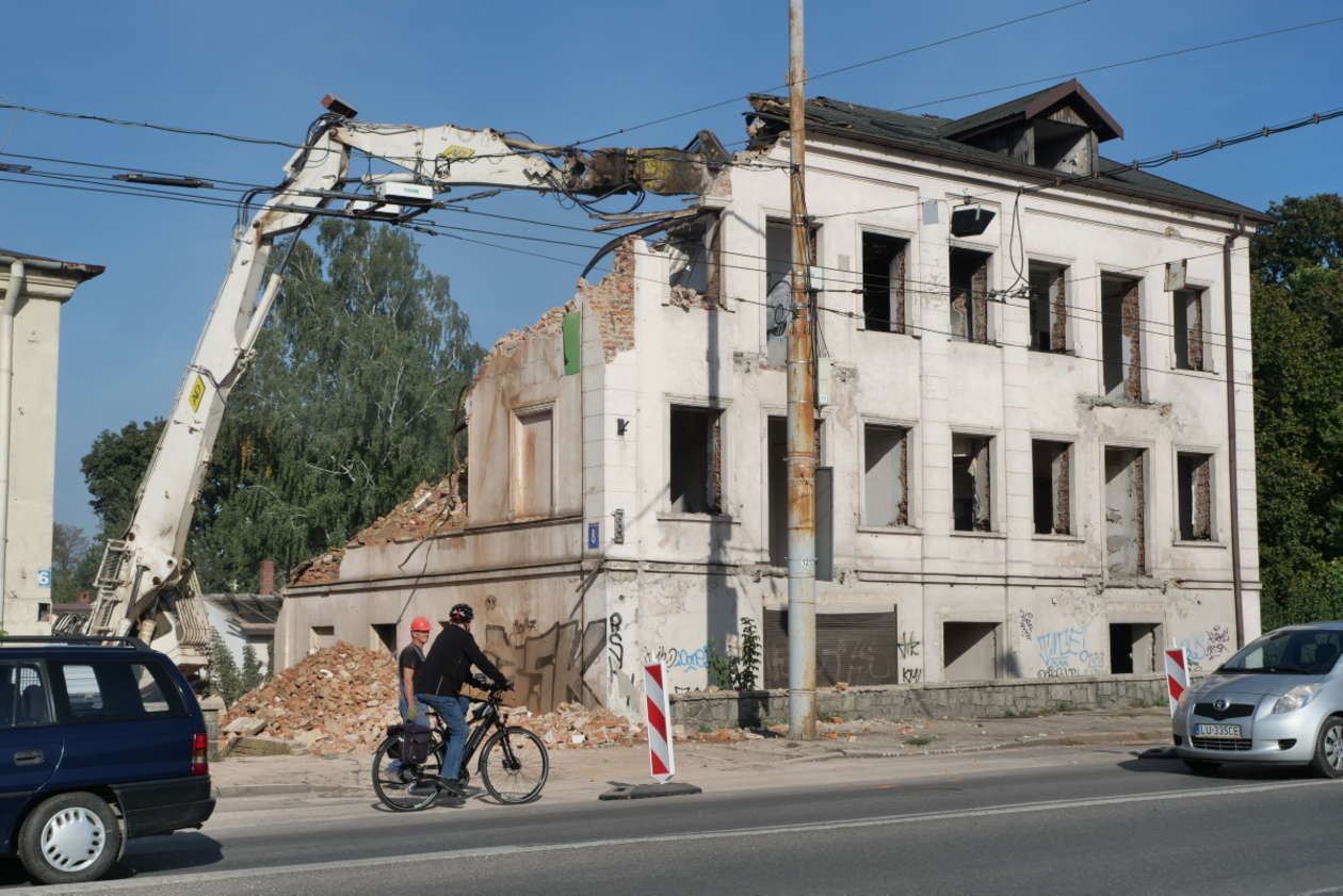 Wyburzanie kamienicy przy ul. Fabrycznej 8