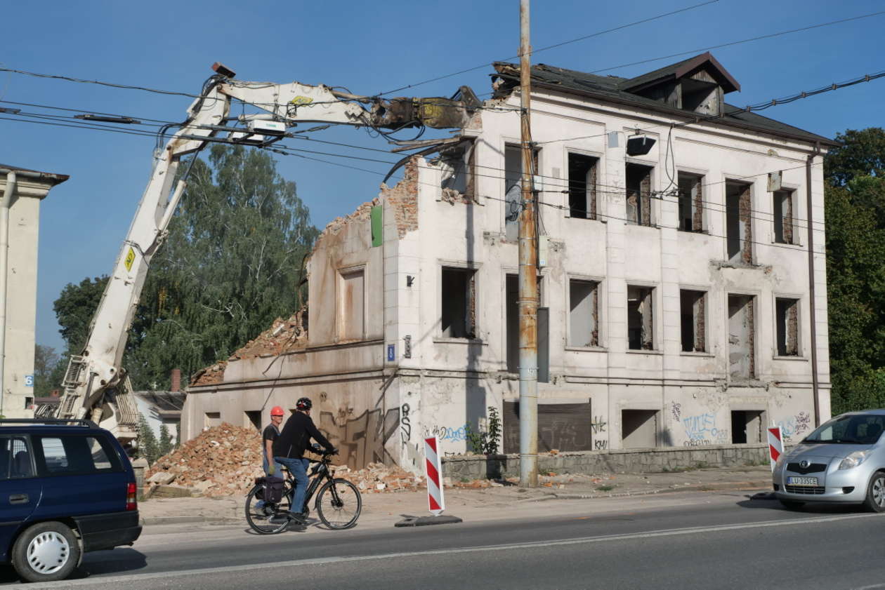  Wyburzanie kamienicy przy ul. Fabrycznej 8 (zdjęcie 2) - Autor: Maciej Kaczanowski