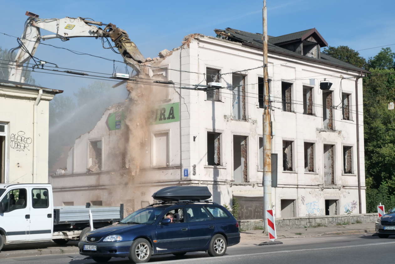  Wyburzanie kamienicy przy ul. Fabrycznej 8 (zdjęcie 1) - Autor: Maciej Kaczanowski