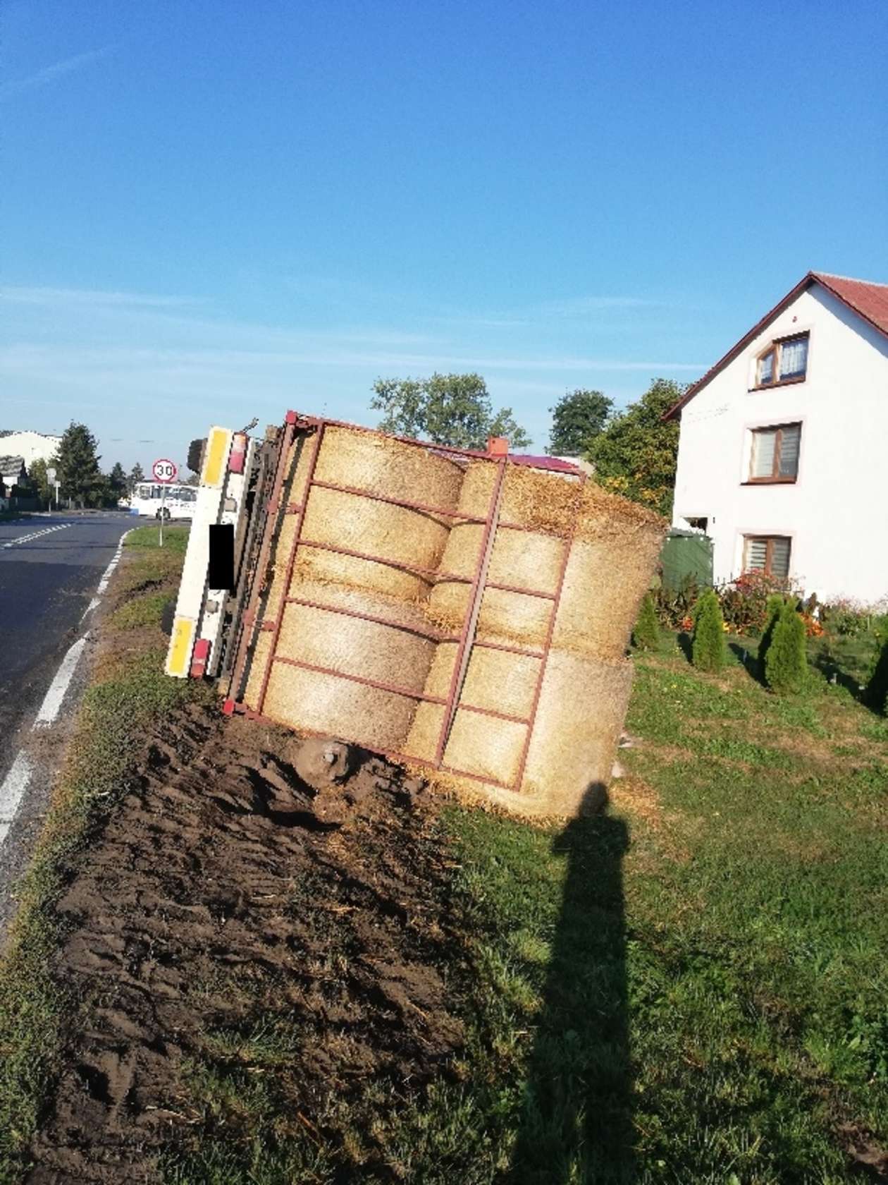 Drelów: Ciężarówka z belami słomy wywróciła się do rowu - Autor: Czytelnik / alarm24