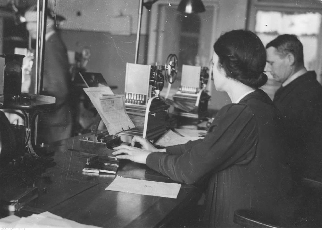  <p class="Normal">7 Rok 1939. Urzędniczka nadająca telegram na aparacie szybkopiszącym systemu Bodo</p>