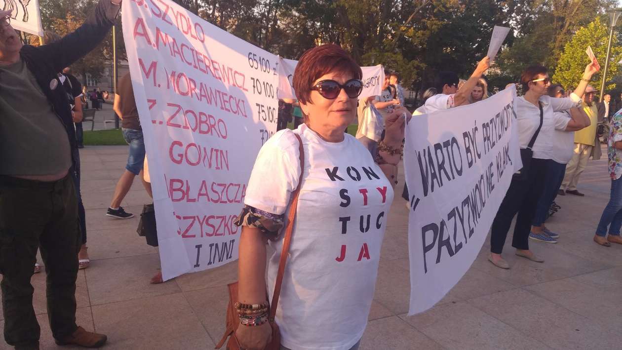  Beata Szydło w Lublinie. Spotkanie z mieszkańcami na placu Litewskim (zdjęcie 11) - Autor: łm