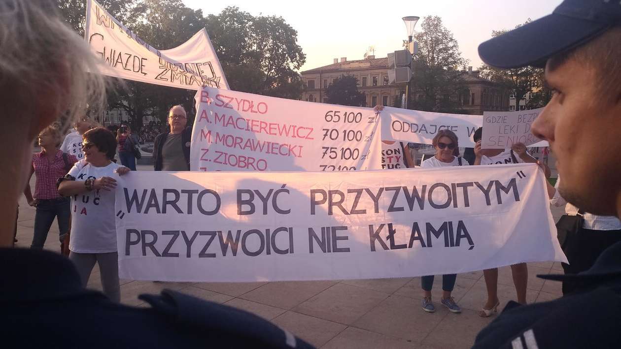  Beata Szydło w Lublinie. Spotkanie z mieszkańcami na placu Litewskim (zdjęcie 10) - Autor: łm