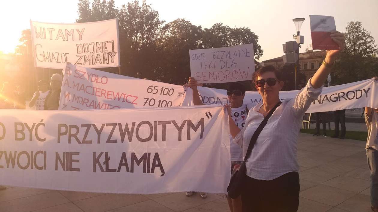  Beata Szydło w Lublinie. Spotkanie z mieszkańcami na placu Litewskim (zdjęcie 12) - Autor: łm