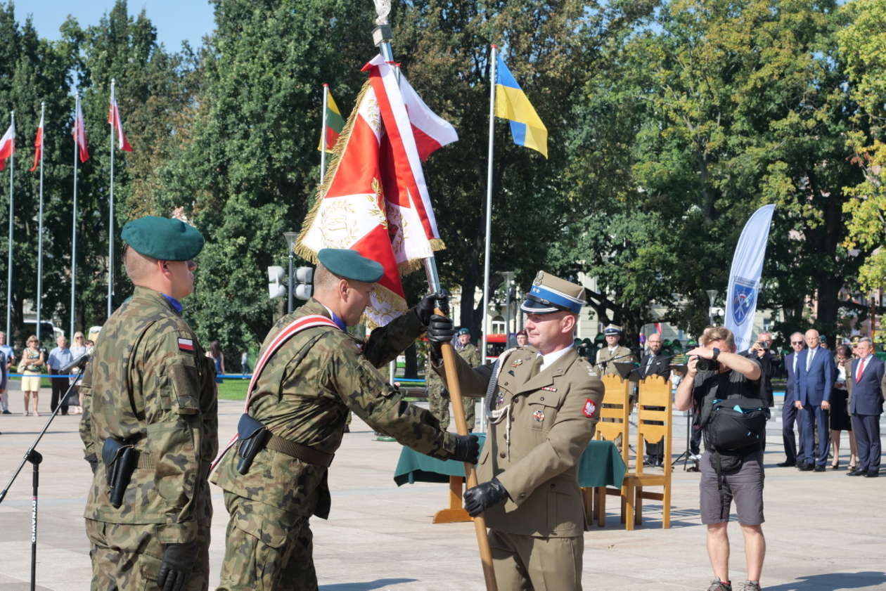  Nowy dowódca i nowy sztandar brygady wielonarodowej (zdjęcie 19) - Autor: Maciej Kaczanowski