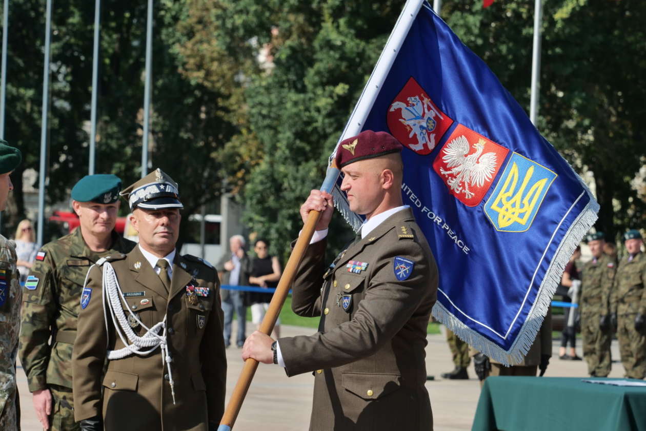  Nowy dowódca i nowy sztandar brygady wielonarodowej (zdjęcie 1) - Autor: Maciej Kaczanowski