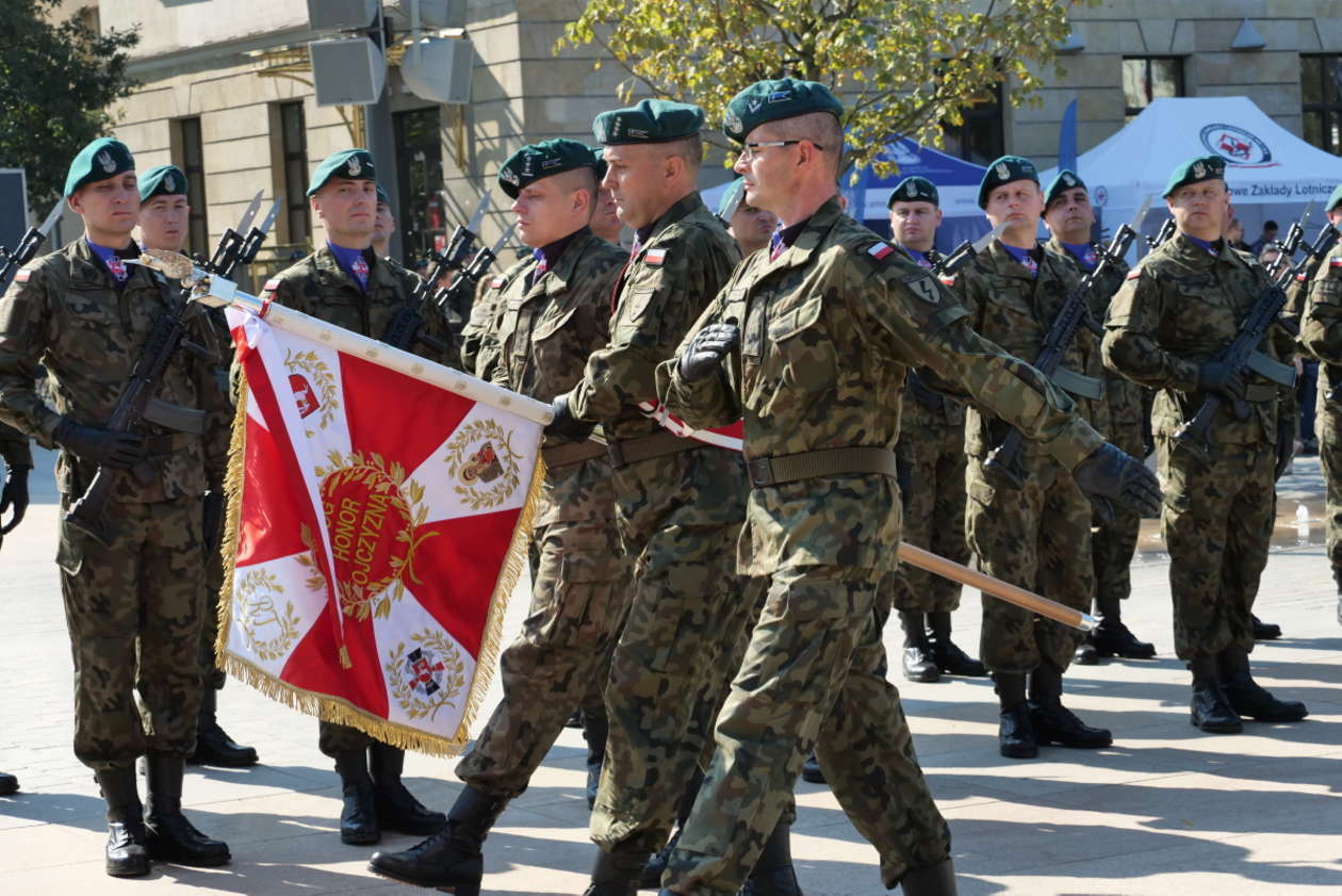  Nowy dowódca i nowy sztandar brygady wielonarodowej (zdjęcie 20) - Autor: Maciej Kaczanowski