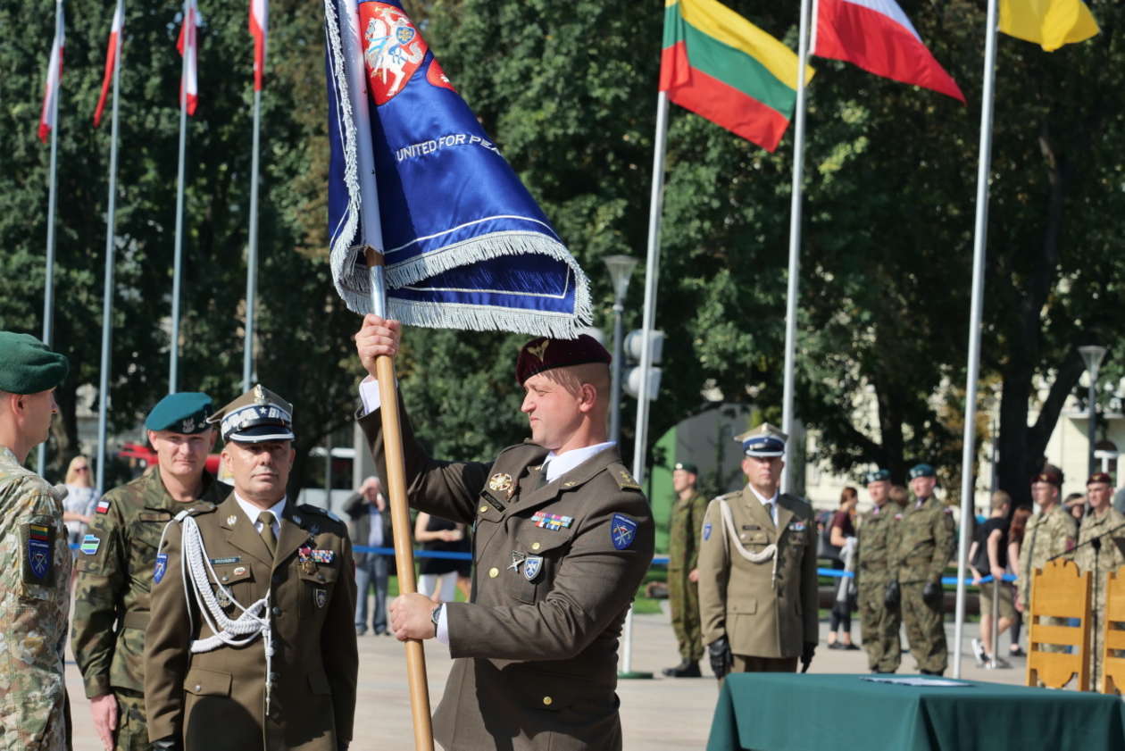 Nowy dowódca i nowy sztandar brygady wielonarodowej (zdjęcie 25) - Autor: Maciej Kaczanowski