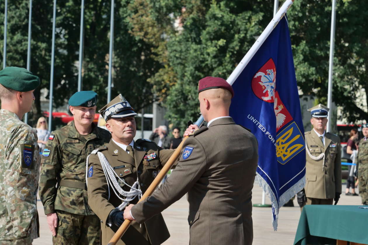  Nowy dowódca i nowy sztandar brygady wielonarodowej (zdjęcie 23) - Autor: Maciej Kaczanowski