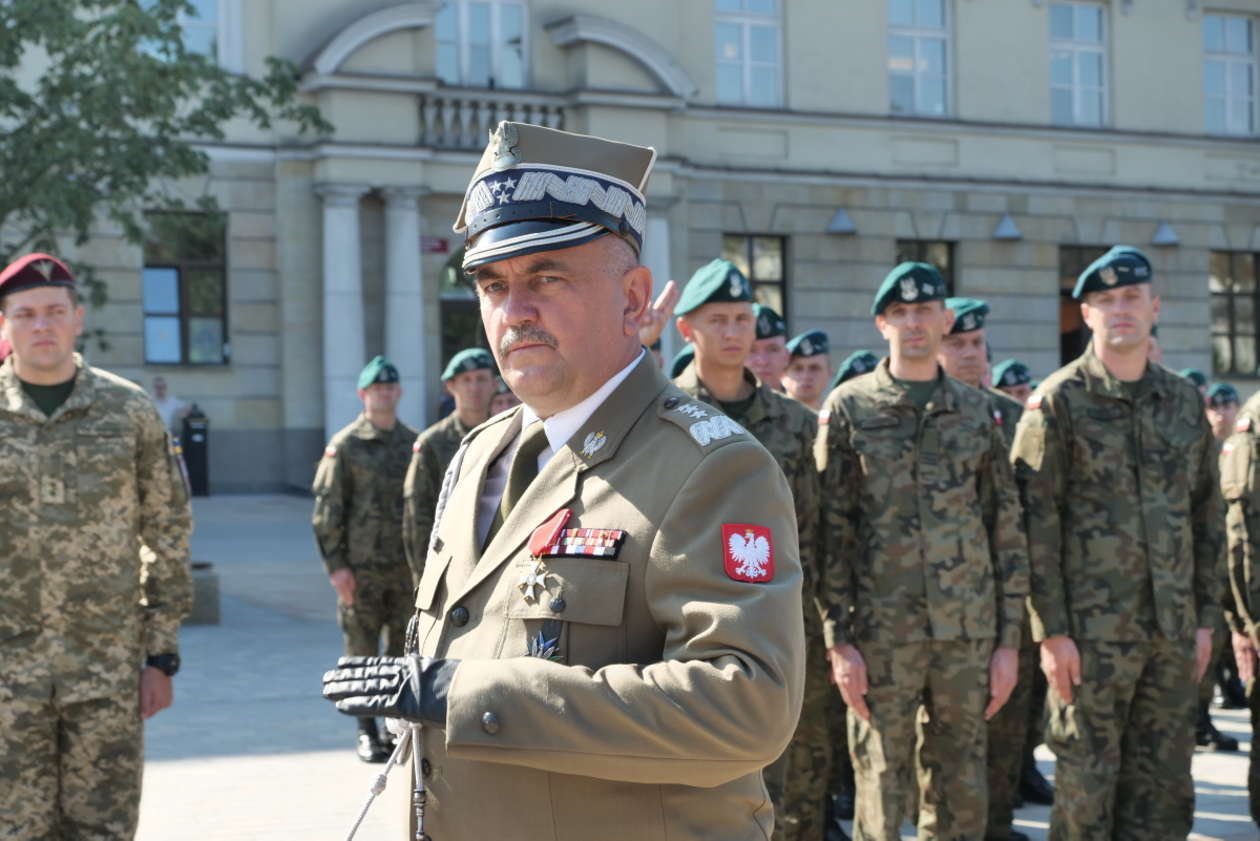  Nowy dowódca i nowy sztandar brygady wielonarodowej (zdjęcie 4) - Autor: Maciej Kaczanowski