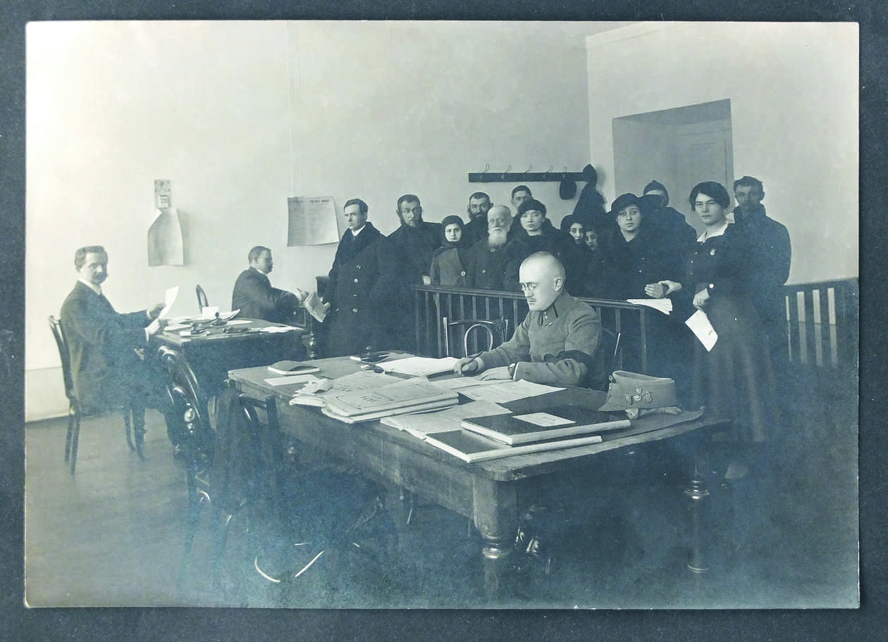  <p>Magistrat Lubelski, rok 1917: pierwsza z prawej dr Maria Jankowska, pełniąca w początkowym okresie funkcjonowania szpitala funkcję ordynatora</p>