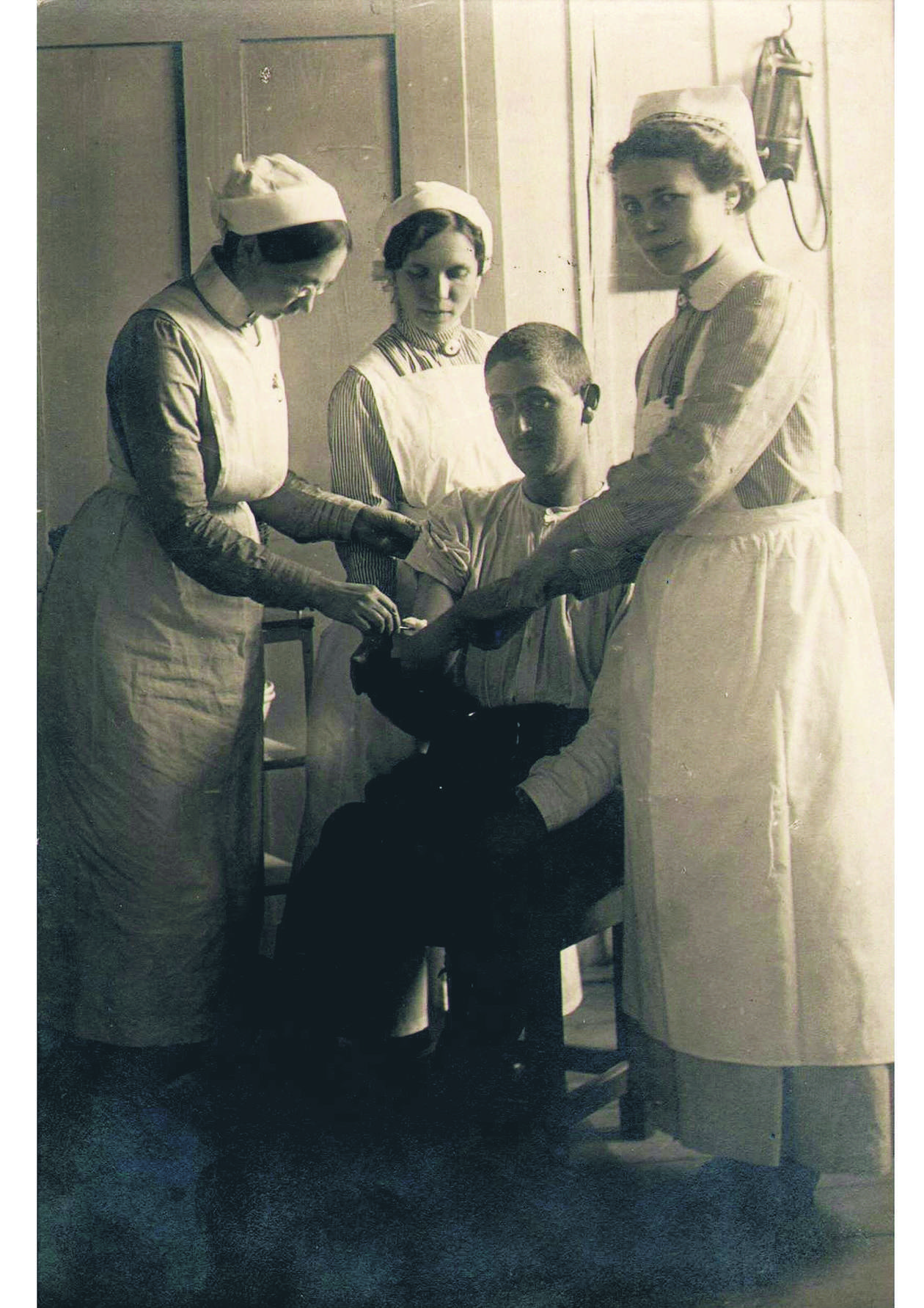 <p>Chorąży Stanisław Hiller ranny w bitwie pod Kostiuchn&oacute;wką w szpitalu przy ul. Namiestnikowskiej&nbsp;</p>
<p>&nbsp;</p>