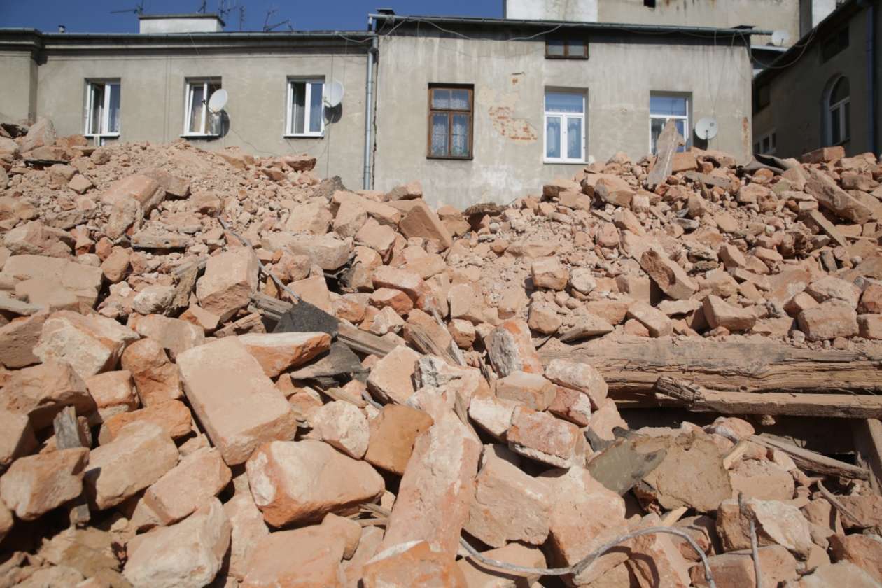  Rozbiórka kamienicy przy ul. Zamojskiej w Lublinie (zdjęcie 1) - Autor: Krzysztof Mazur