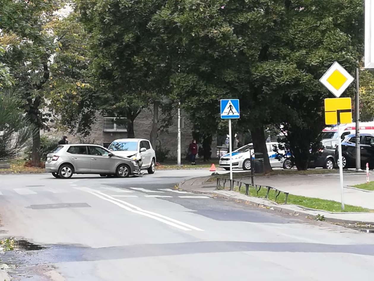  Wypadek na skrzyżowaniu ul. Skłodowskiej i Akademickiej w Lublinie (zdjęcie 3) - Autor: Tomasz Maciuszczak