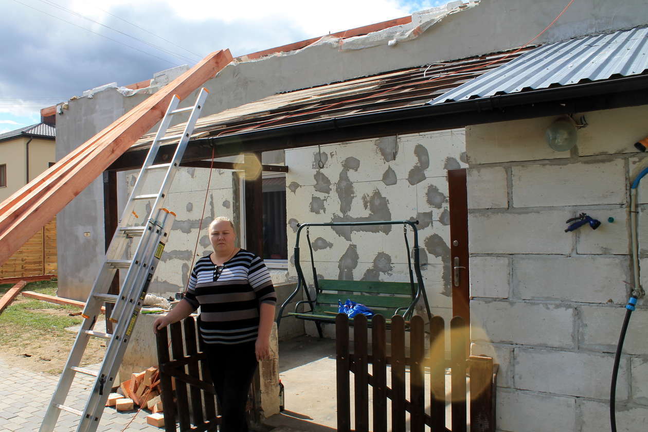  Poniedziałkowa nawałnica zniszczyła im dach (zdjęcie 1) - Autor: Radosław Szczęch