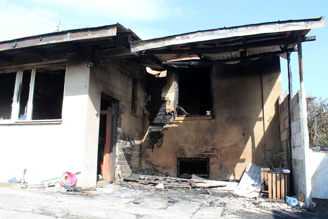  Pożar w Kurowie, spłonął dom (zdjęcie 2) - Autor: Radosław Szczęch