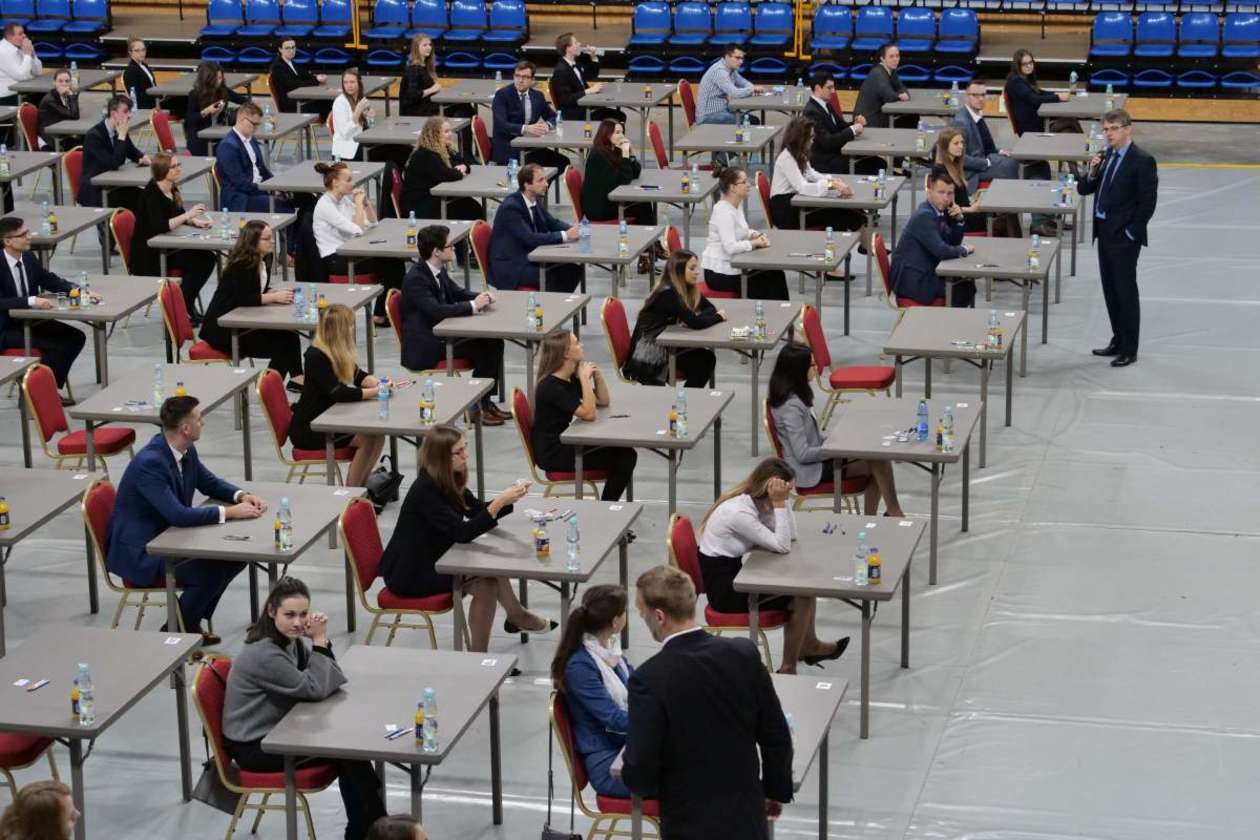  Egzamin wstępny na aplikację radcowską w hali MOSiR Globus (zdjęcie 32) - Autor: Maciej Kaczanowski
