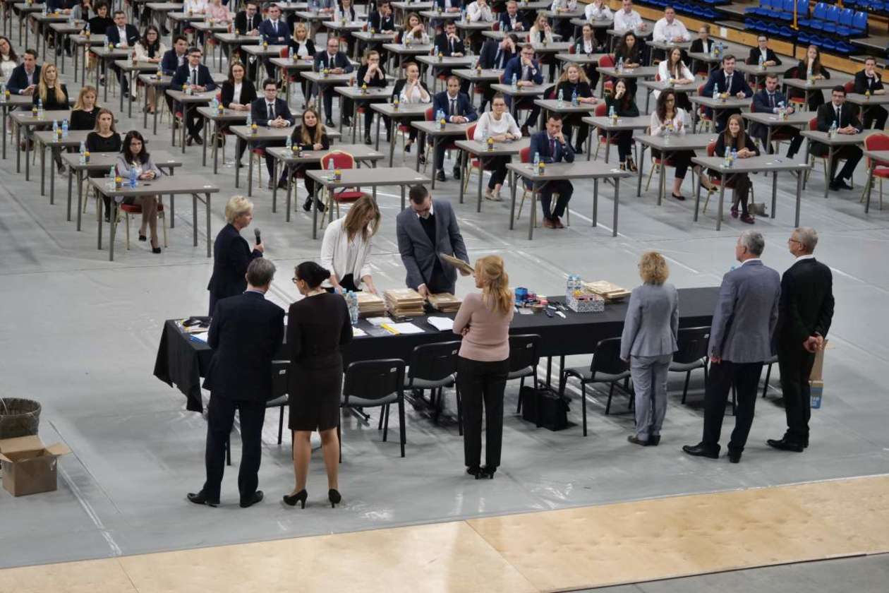 Egzamin wstępny na aplikację radcowską w hali MOSiR Globus (zdjęcie 45) - Autor: Maciej Kaczanowski