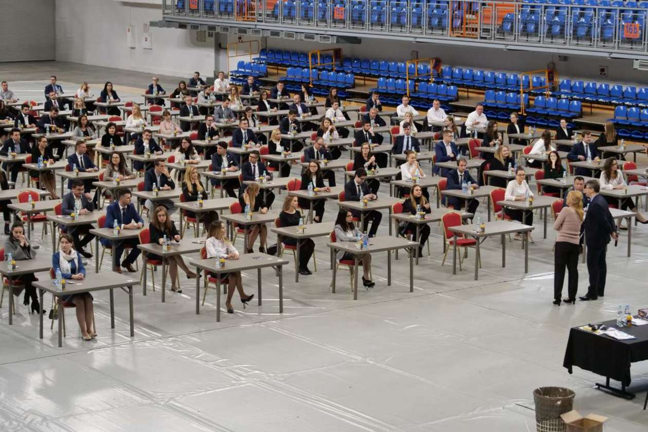  Egzamin wstępny na aplikację radcowską w hali MOSiR Globus (zdjęcie 35) - Autor: Maciej Kaczanowski