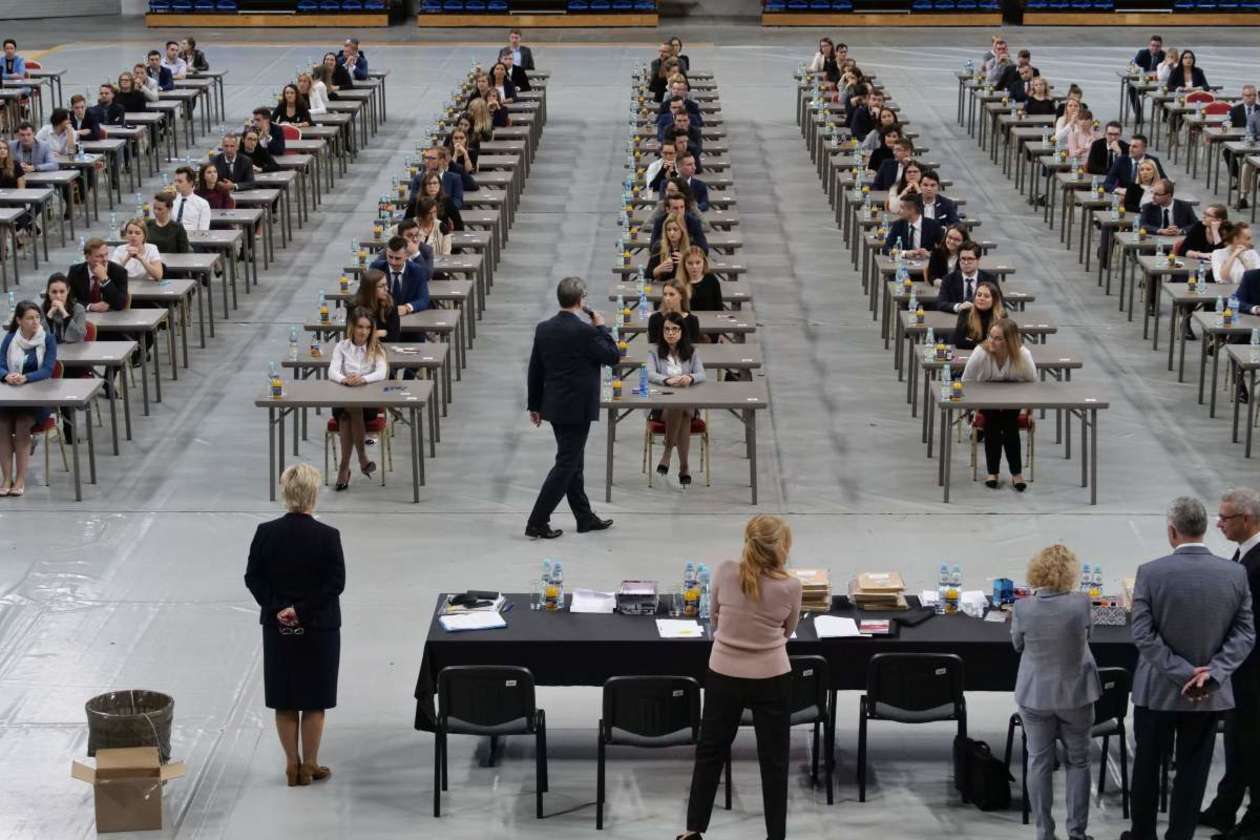  Egzamin wstępny na aplikację radcowską w hali MOSiR Globus (zdjęcie 36) - Autor: Maciej Kaczanowski