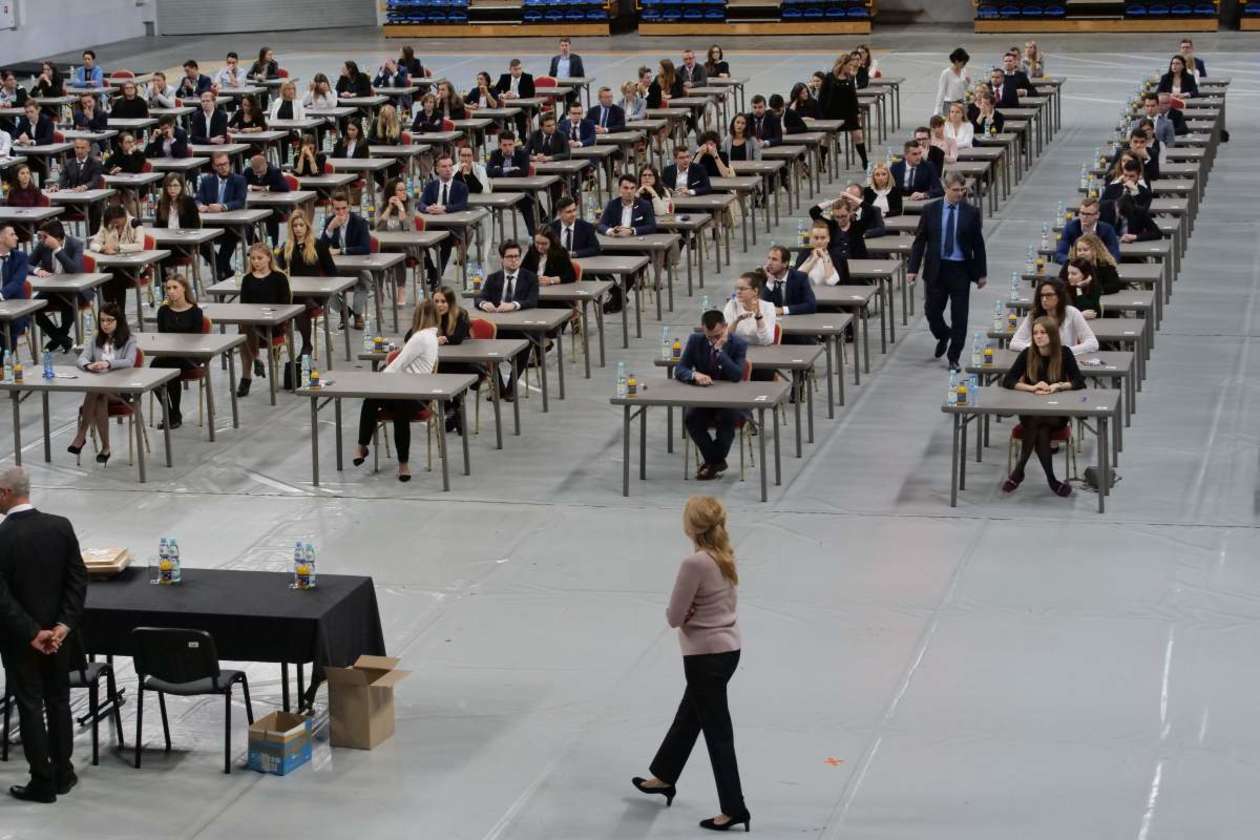  Egzamin wstępny na aplikację radcowską w hali MOSiR Globus (zdjęcie 38) - Autor: Maciej Kaczanowski