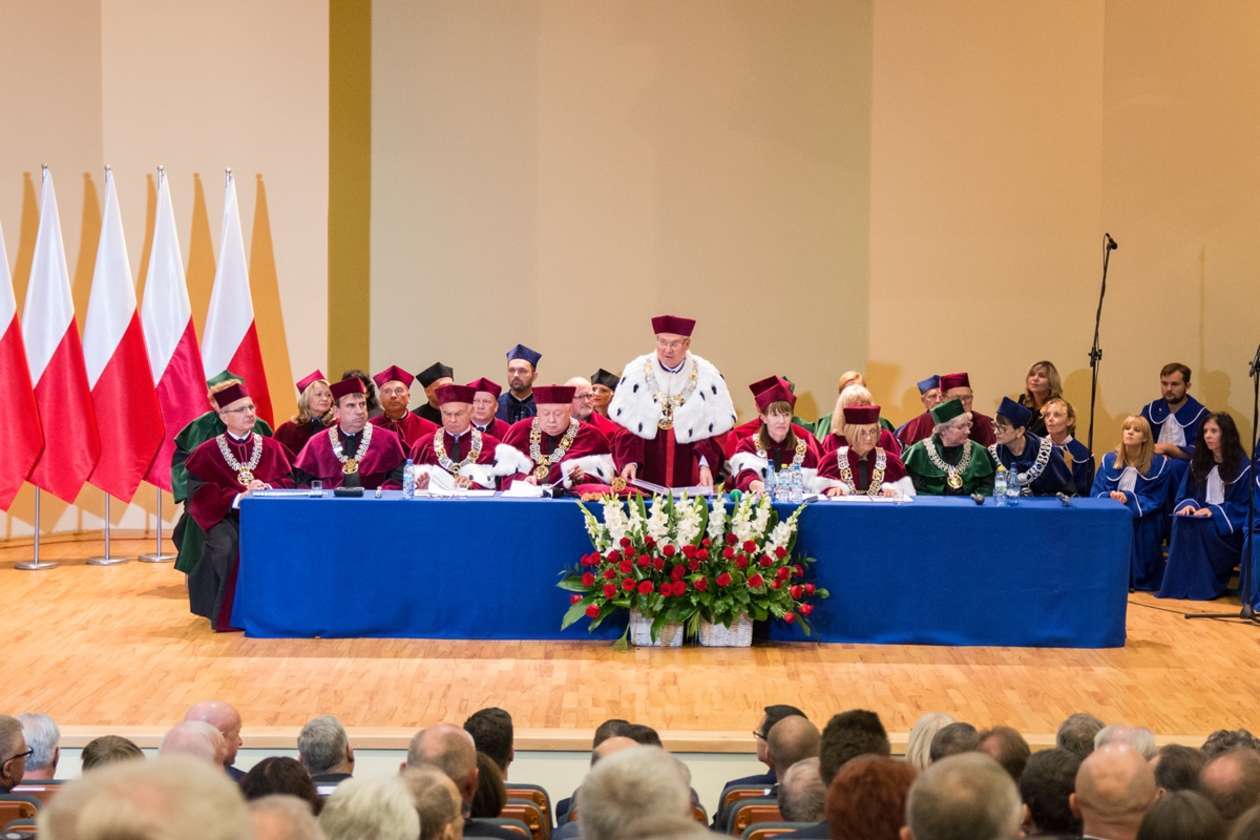  Uniwersytet Medyczny w Lublinie. Premier Morawiecki na inauguracji roku akademickiego  (zdjęcie 2) - Autor: Krzysztof Mazur