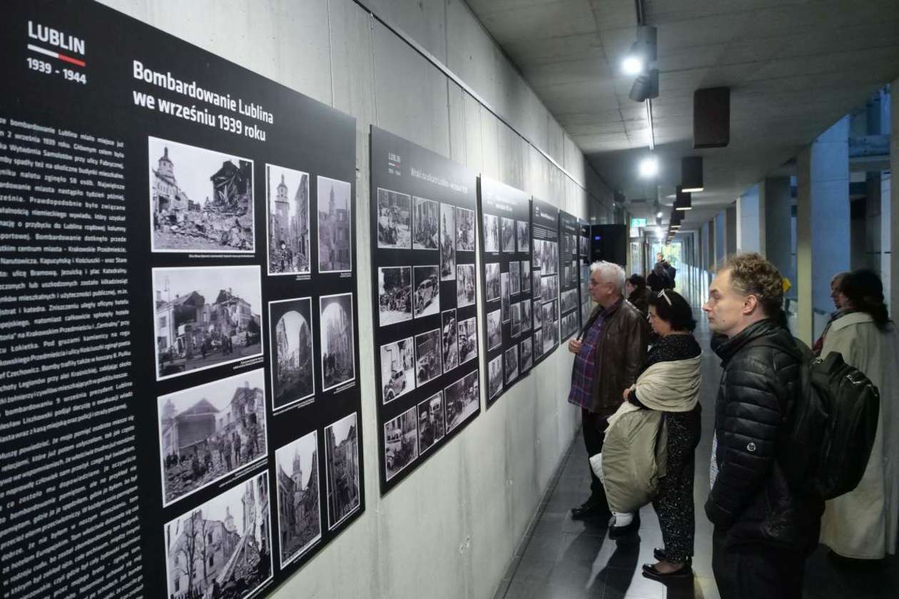  Otwarcie wystawy fotograficznej pt. Lublin 1939 - 1944 (zdjęcie 16) - Autor: Maciej Kaczanowski