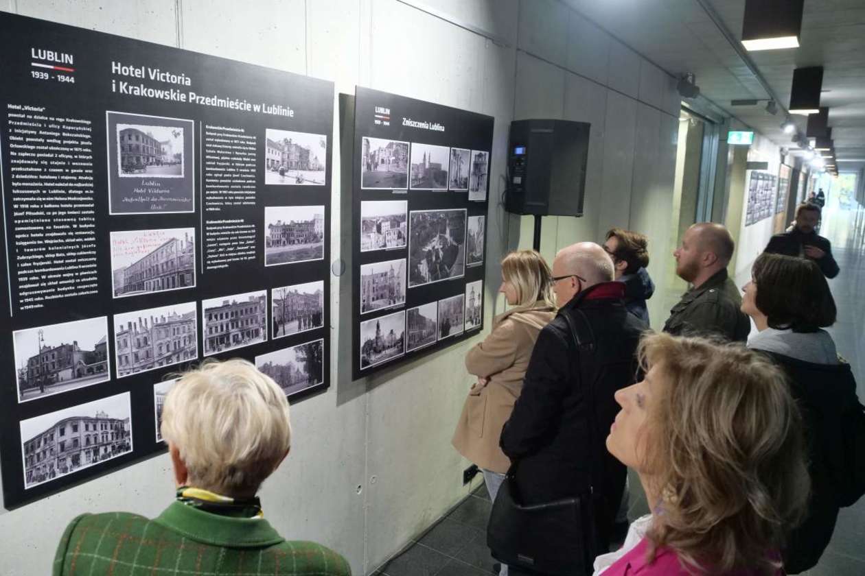  Otwarcie wystawy fotograficznej pt. Lublin 1939 - 1944 (zdjęcie 14) - Autor: Maciej Kaczanowski