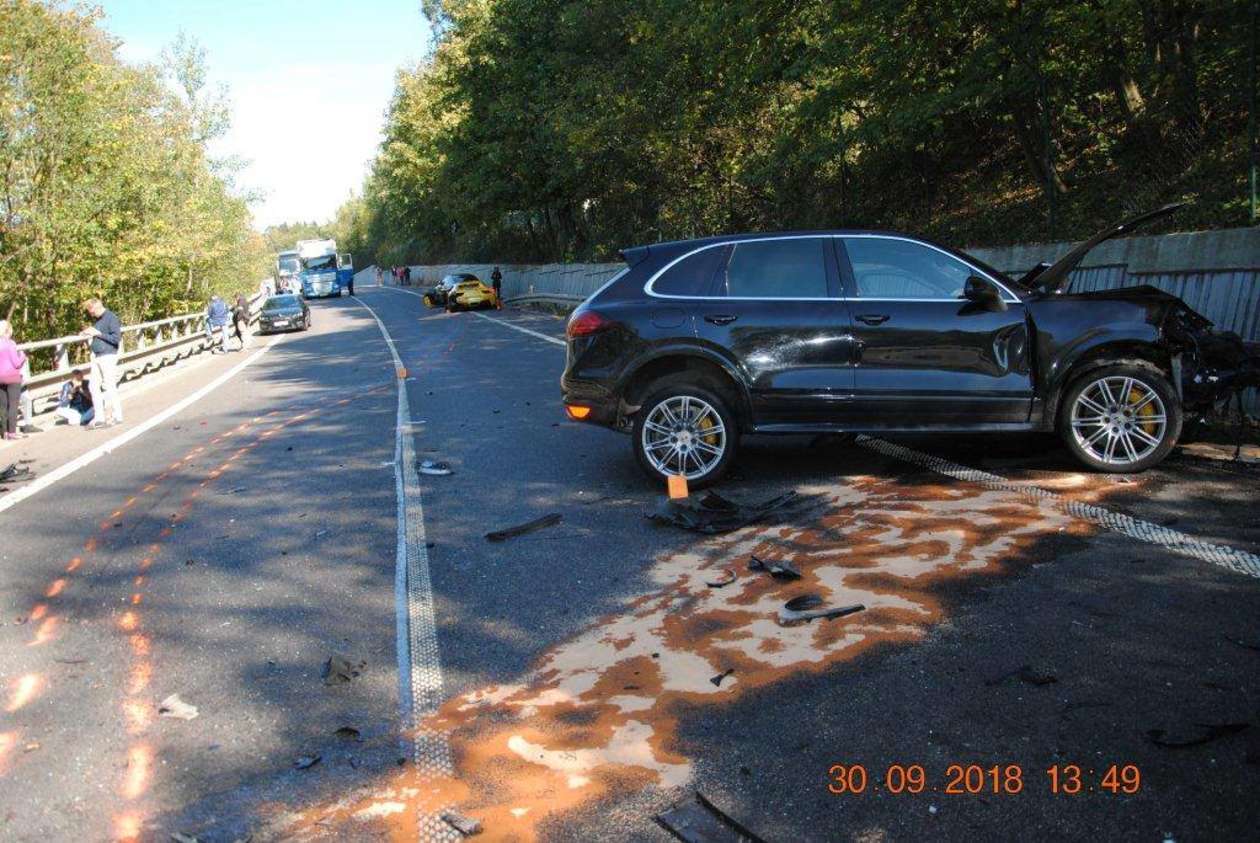  Słowacja: Rozbili luksusowe auta. Zginął mężczyzna (zdjęcie 6) - Autor: Polícia Slovenskej republiky