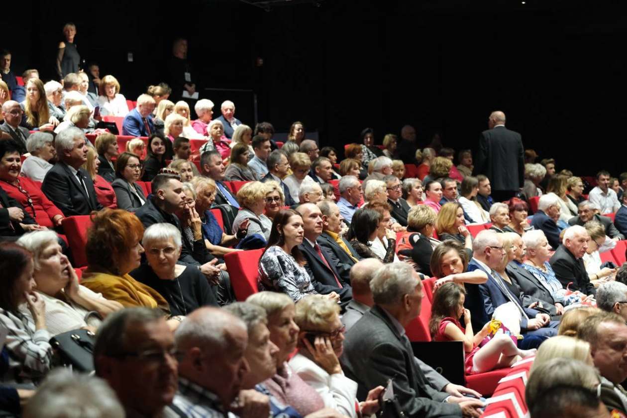  Prezydent Andrzej Duda na koncercie zespołu Mazowsze w CSK (zdjęcie 2) - Autor: Maciej Kaczanowski