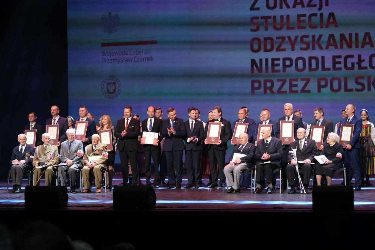  Prezydent Andrzej Duda na koncercie zespołu Mazowsze w CSK (zdjęcie 40) - Autor: Maciej Kaczanowski
