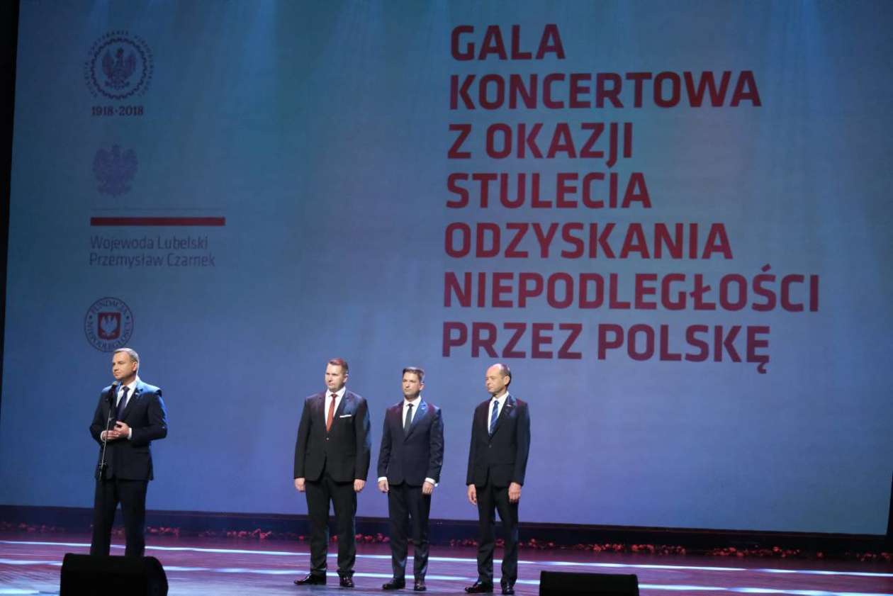  Prezydent Andrzej Duda na koncercie zespołu Mazowsze w CSK (zdjęcie 32) - Autor: Maciej Kaczanowski