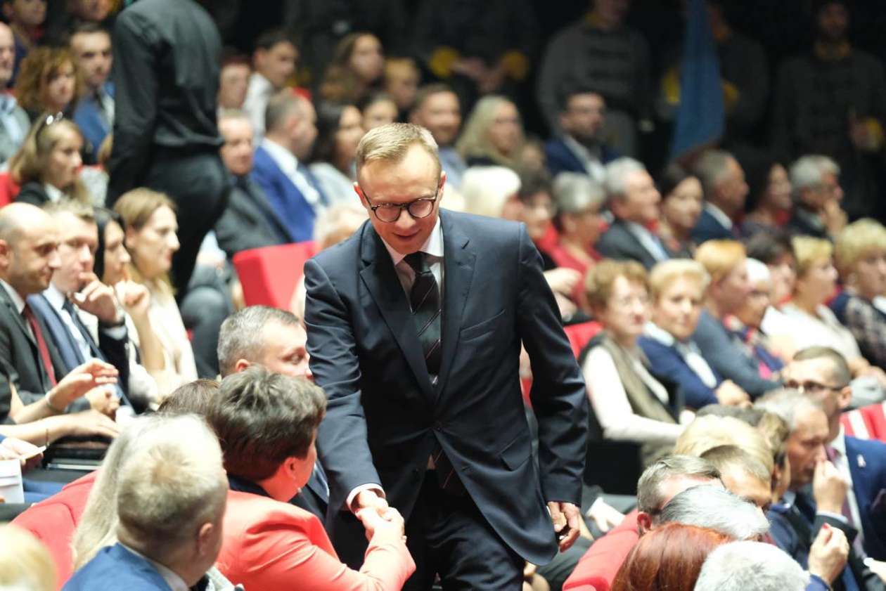  Prezydent Andrzej Duda na koncercie zespołu Mazowsze w CSK (zdjęcie 30) - Autor: Maciej Kaczanowski