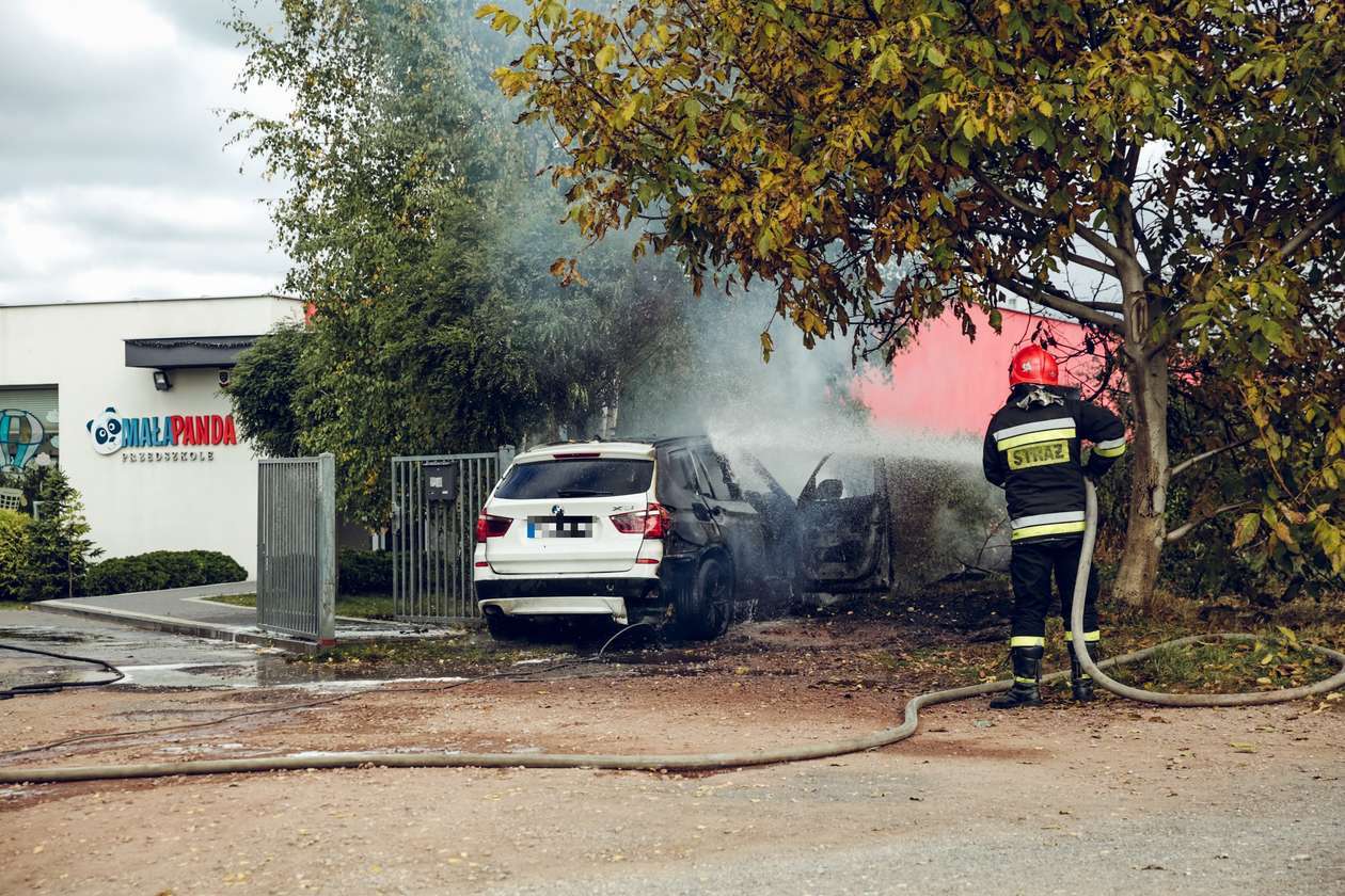  Lublin: Wjechała w skrzynkę gazową, doszło do pożaru (zdjęcie 3) - Autor: Krzysztof Mazur