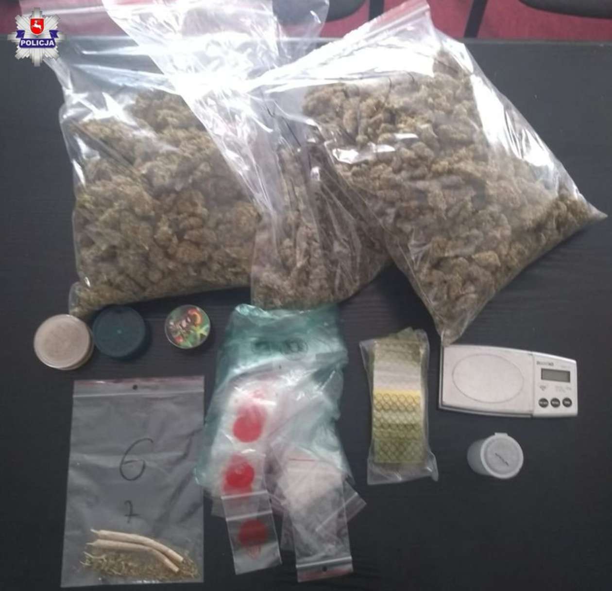  Policjanci zabezpieczyli blisko kilogram narkotyków (zdjęcie 2) - Autor: Policja